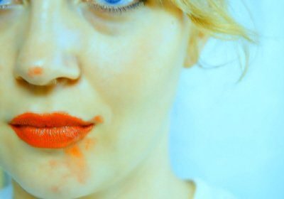 Elle peint avec ses lèvres