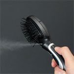 Une brosse à cheveux qui pulvérise de l’eau