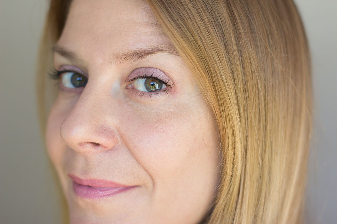 femme qui porte le Maquillage Bio lavera