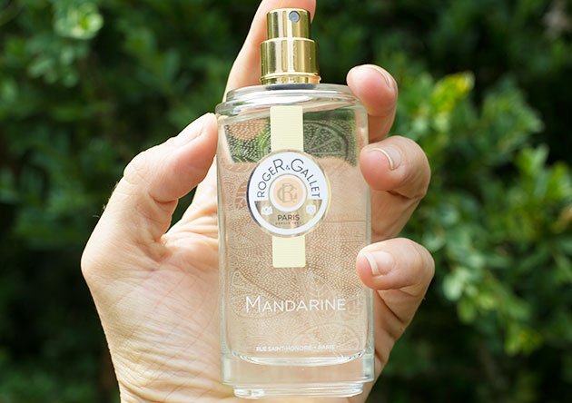 Mandarine Eau Fraîche Roger & Gallet dans une main