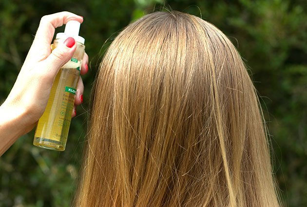 Eau de Brillance à la Cire de Magnolia Klorane vaporisé sur cheveux
