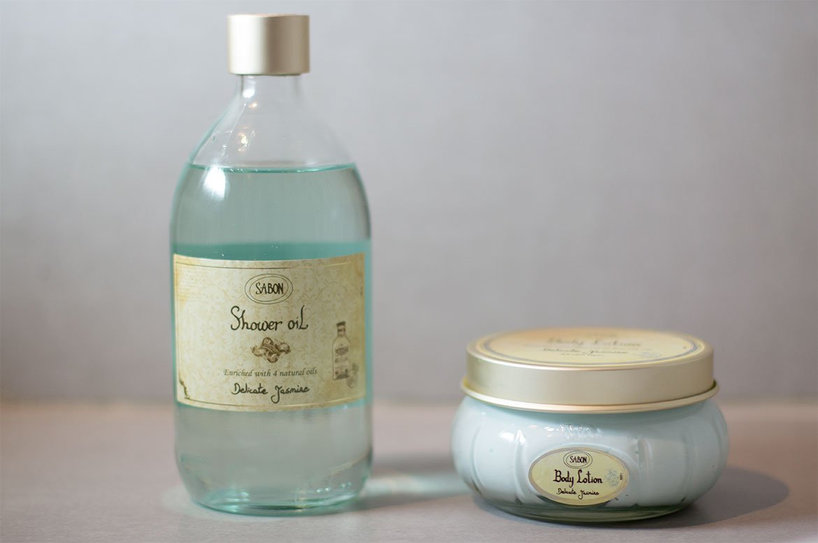 Sabon huile de douche jasmin et crème corporelle jasmin dans salle de bain