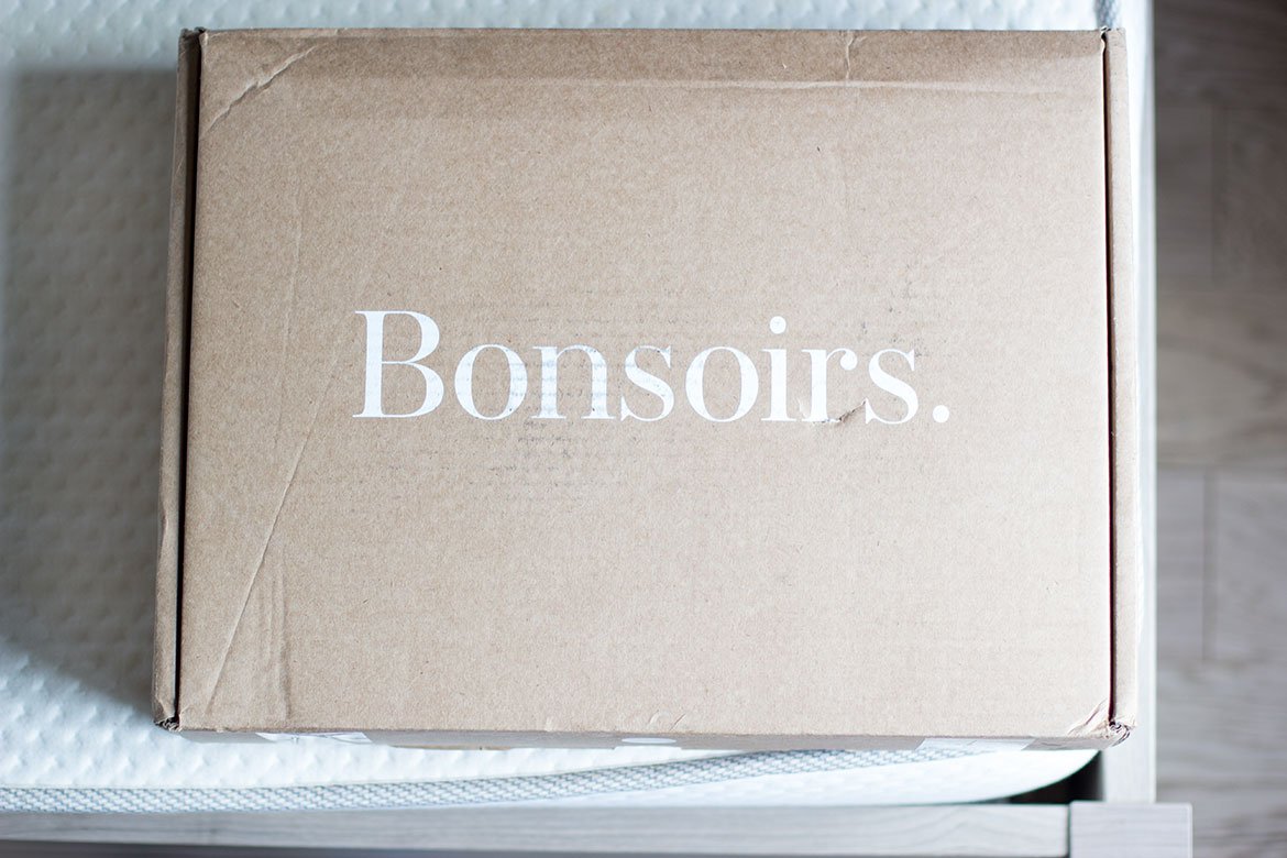 photo du colis bonsoirs posé sur un lit