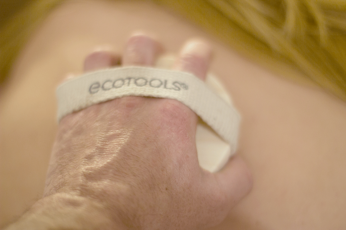 Brossage sur peau sèche