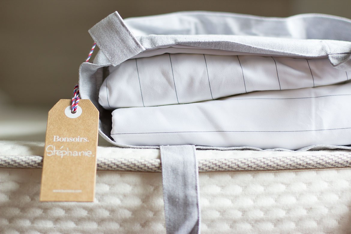 Linge de Lit Bonsoirs plié sur matelas