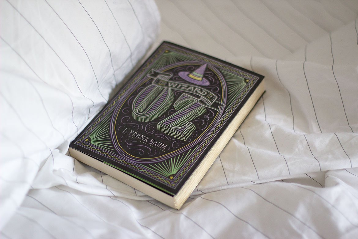 Livre Wizard of Oz sur un lit