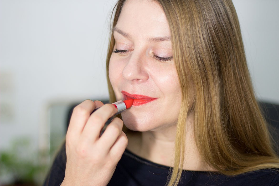Femme en train de mettre le rouge à lèvres Style Shocked MAC Powder kiss