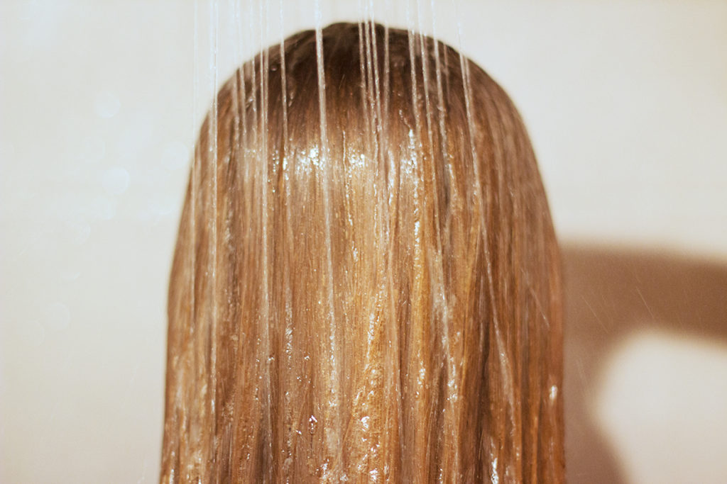Douche sur cheveux mouillés