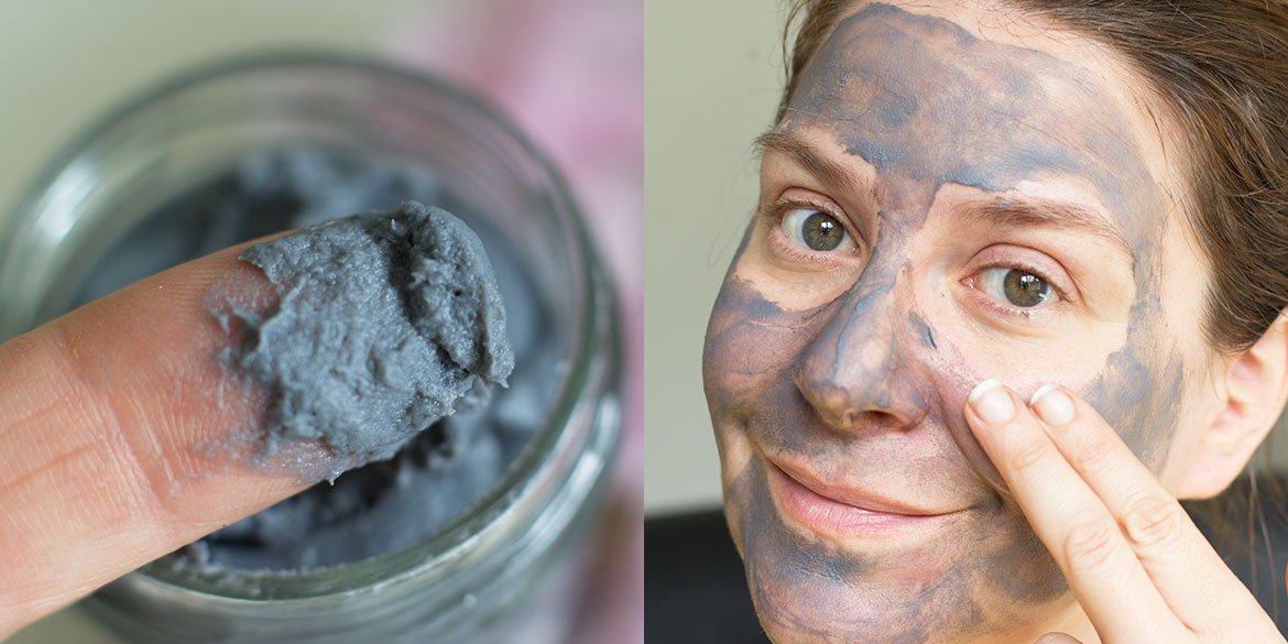 Masque au charbon purifiant Blancreme en train de poser sur visage