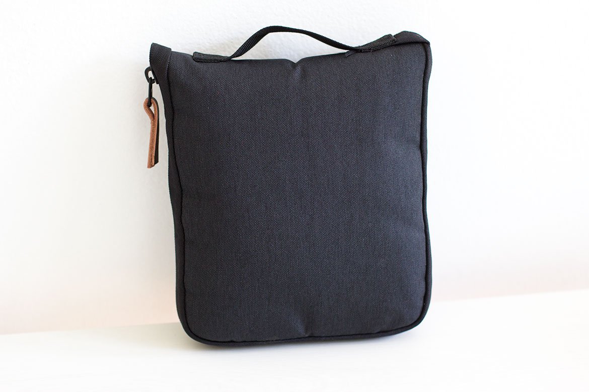 Présentation du Zen Back Ceinture Lombaire en pochette zippée sur une table