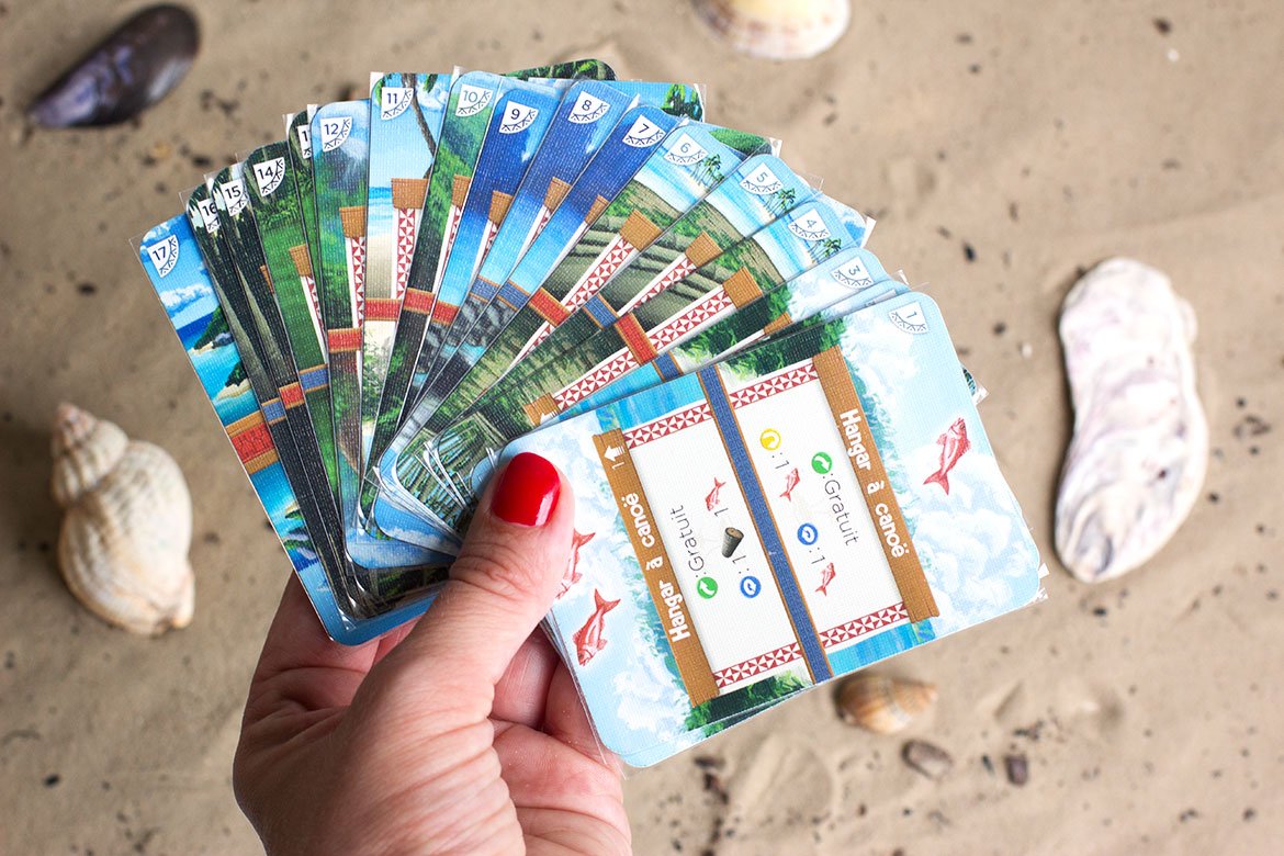 main qui tient cartes du Jeu Palm Island