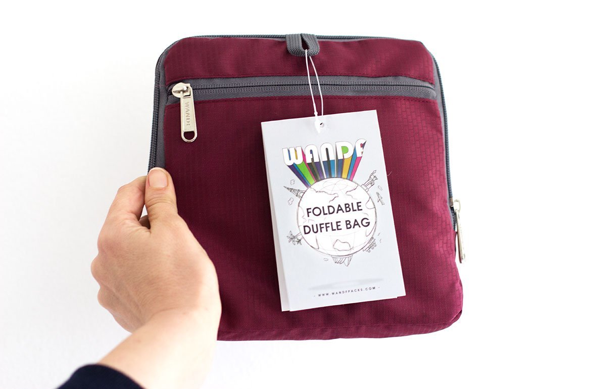 main qui tient Sac cabine de voyage pliable