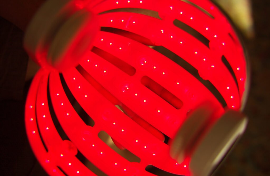 Intérieur d’un casque LED avec lumières rouges utilisées pour la photobiomodulation capillaire